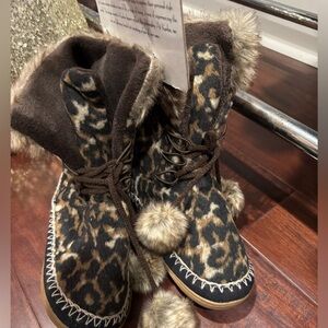 Kona cheetah print slippers NWT